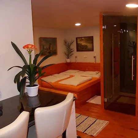 Maxilux Apartment Berekfurdo